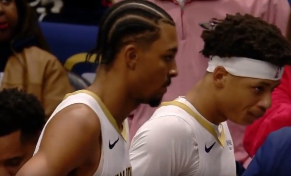 爱游戏官方网站-不仅会扔三分！墨菲抢断反击表演单臂滑翔拉满战斧劈扣！