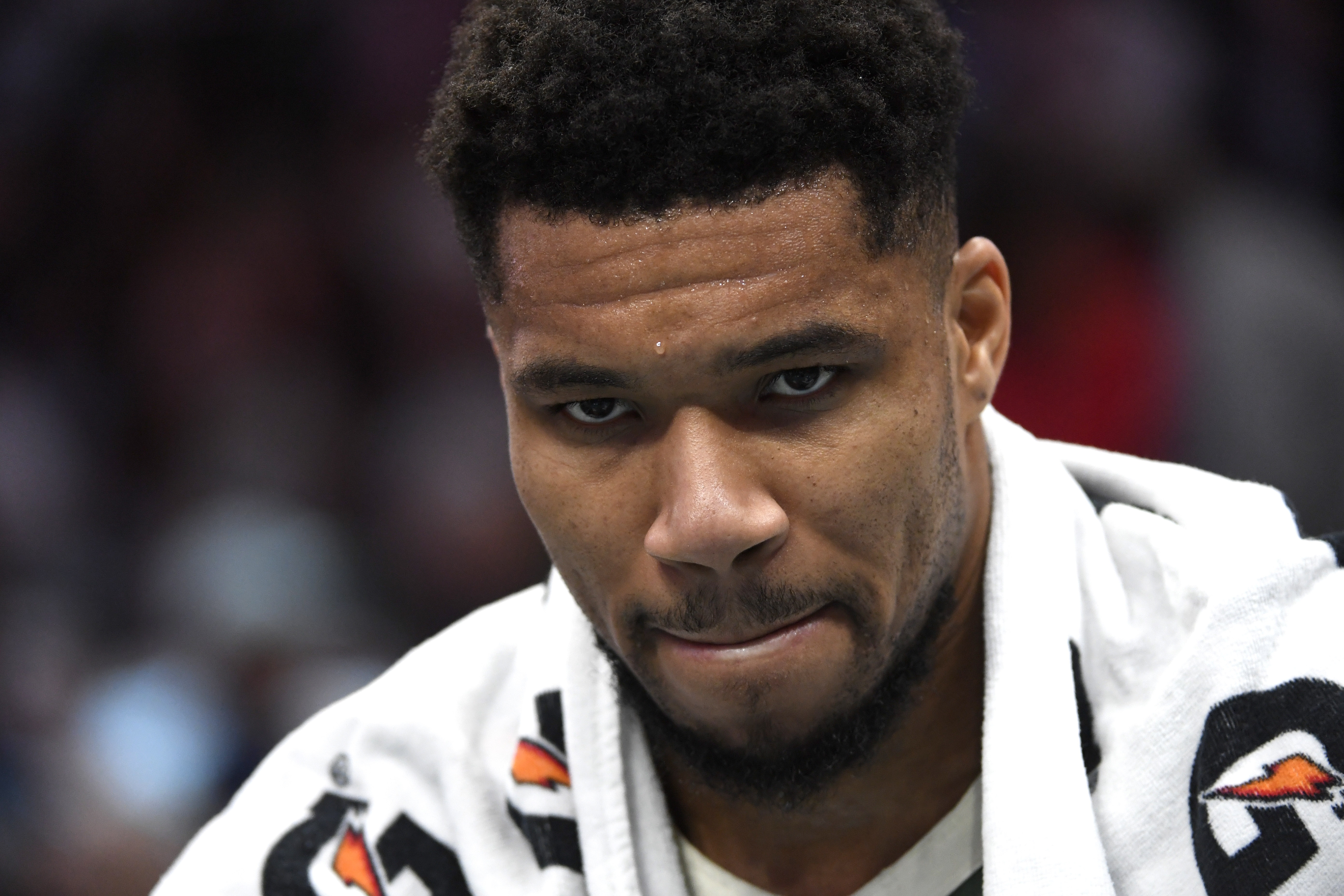 爱游戏娱乐-又一场无奈的失利！字母哥13中9&amp;罚球14中7空砍25分 有7次失误